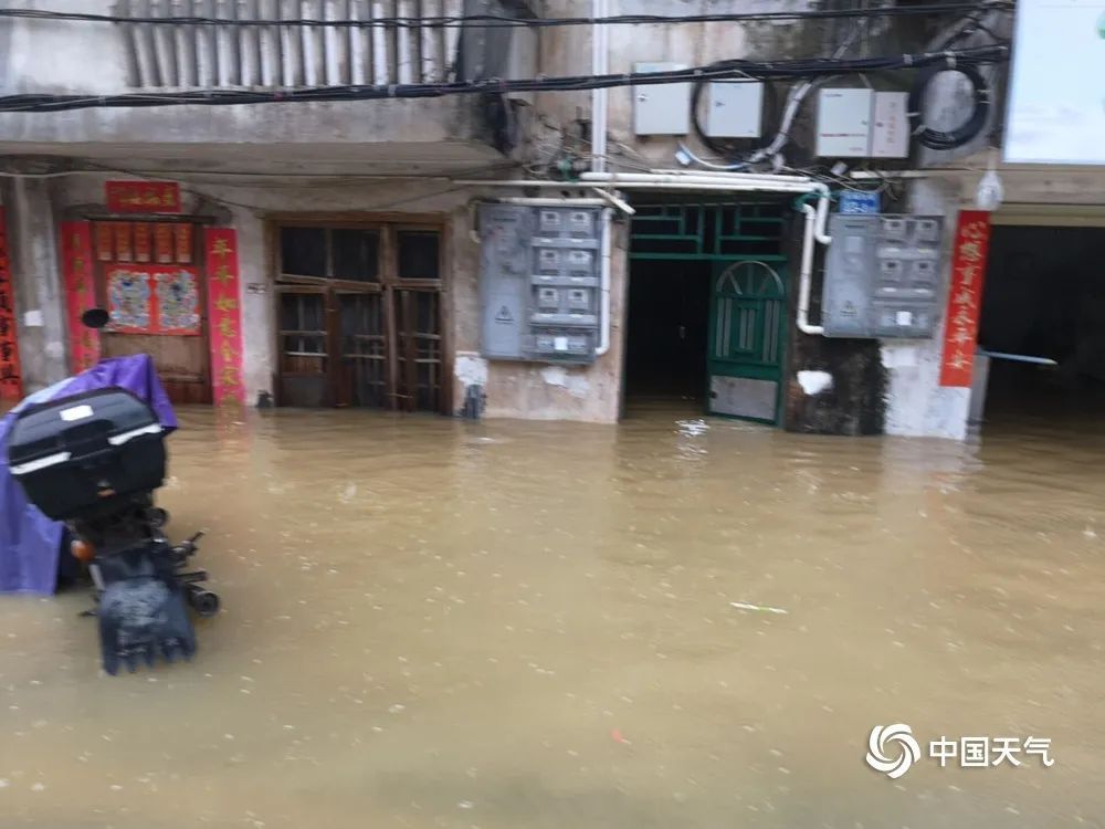 高温暴雨黄色预警齐发！北方“火烤”，南方暴雨如注……
