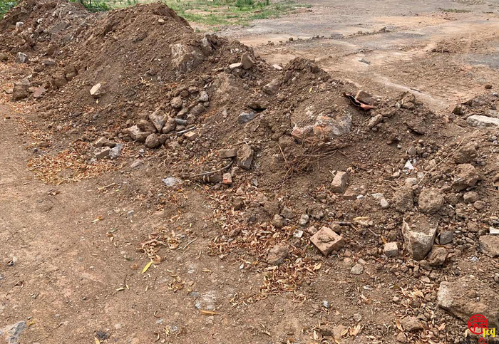 【啄木鸟在行动】章丘区朱各务村附近渣土未覆盖 易产生扬尘