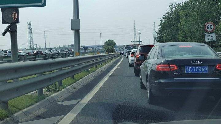 济青高速返程客流有多高？服务区车排队室内比百货大楼还热闹