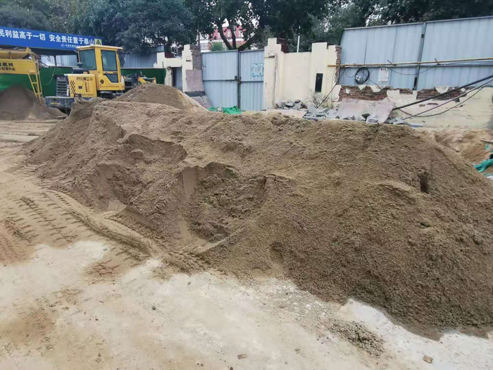 【啄木鸟在行动】玫城公园周边棚改项目二期工程 施工道路保洁不到位严重积尘