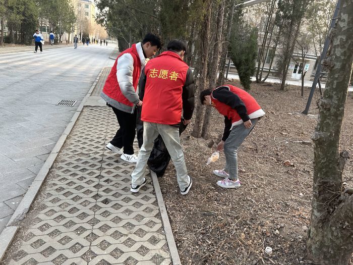 济南市技师学院交通管理学院在志愿服务中让雷锋精神落地生根