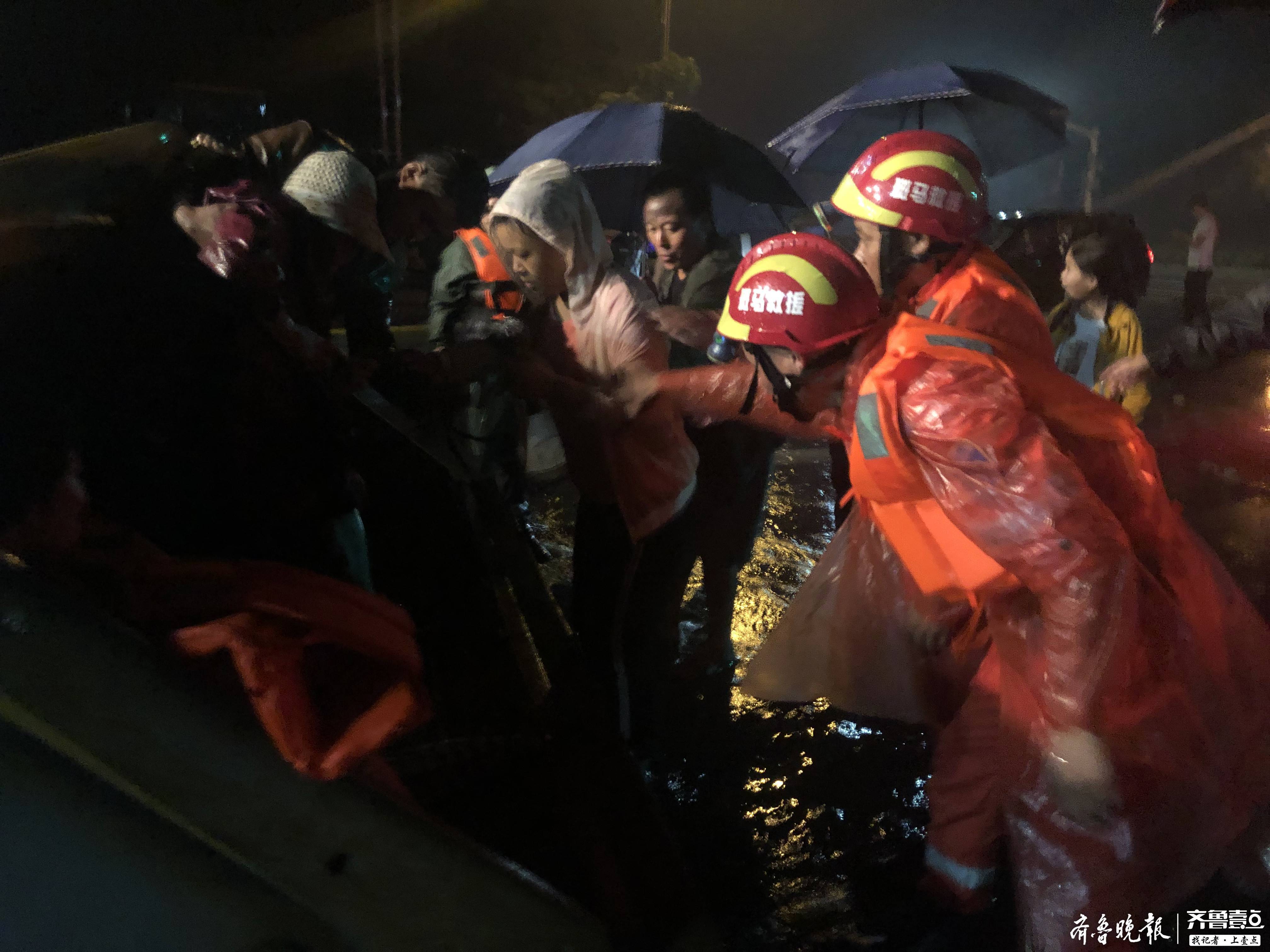 章丘救灾现场纪实：深夜，一抹“逆行”的橘红身影