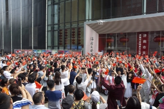 3000余人在济南市文化馆与小朋友同庆“六一”