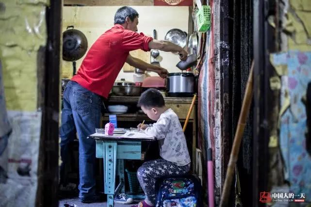 扛两百多斤的货挣10块钱，这位爸爸竟扛出了一套房！