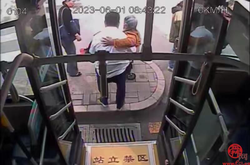 老人腿脚不便，济南公交司机抱其上下车