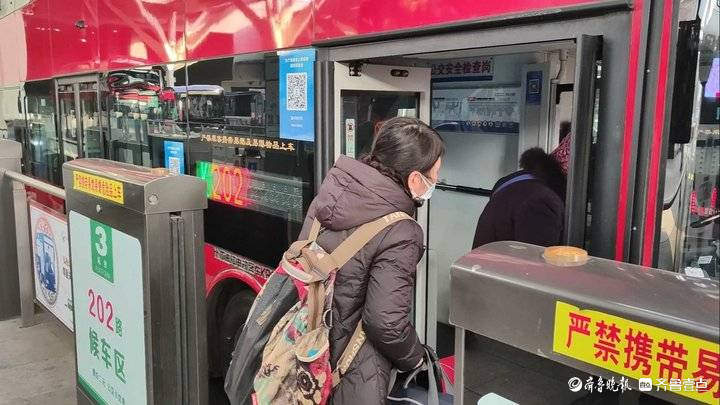 公交发车班次翻倍！济南街头重现“车水马龙”