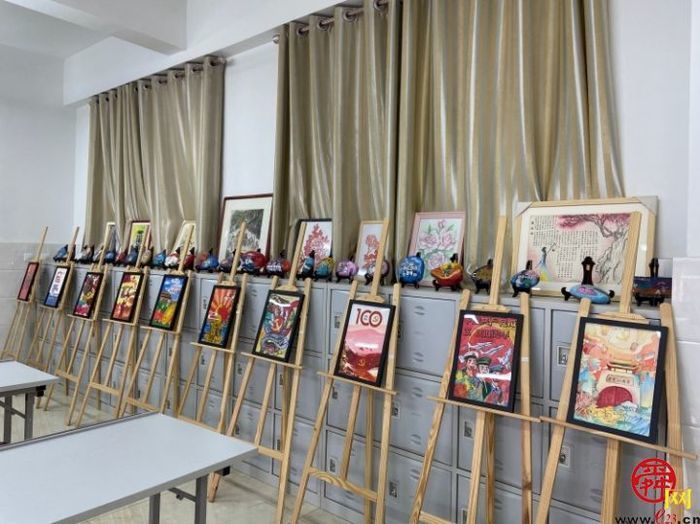 济南中学举办庆祝建党100周年装饰画作品展活动