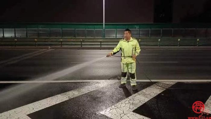 济南市机扫大队全力应对沙尘天气