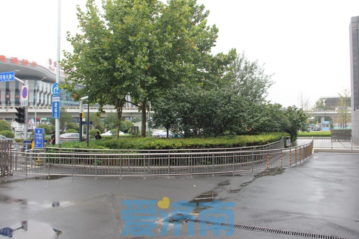 济南西站公交枢纽新增便民通道，市民可从南门直通公交站台