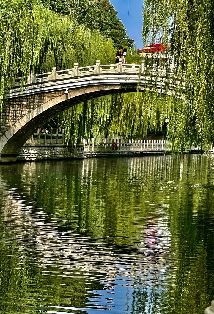 谁打翻了调色盘 一半落入水面 一半铺满天边