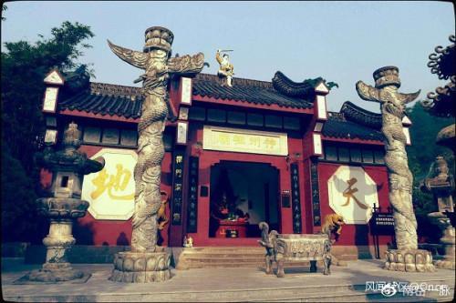 湖南5A级景区现魔性黄盖雕像|辣眼睛!湖南5A级景区现魔性黄盖雕像姿势亮了 雕像十分粗糙质量低劣