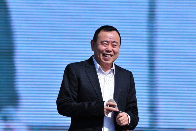 太热情了！观众为了看潘长江演出爬上树，具体是啥情况？