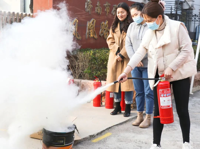 历城区凤凰路幼儿园：走进消防站，致敬“火焰蓝”