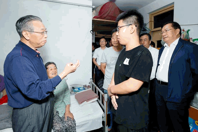 刘家义看望慰问困难群众并致以节日祝福