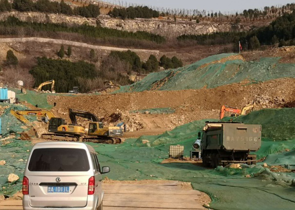 【啄木鸟在行动】大汉峪东路中段舜华路服务中心渣土清运项目  道路积尘严重渣土覆盖不全