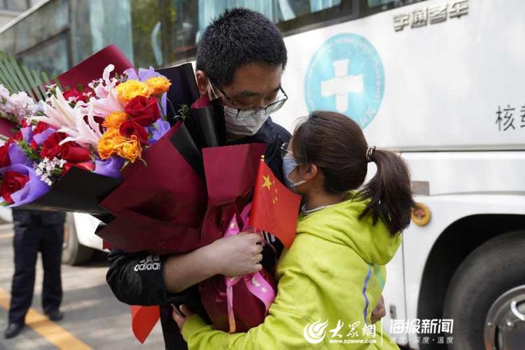 终于到家了！时隔两个月，山东医疗队576名队员再次与亲人紧紧相拥