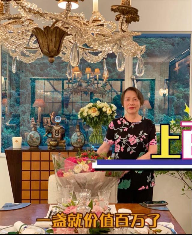刘嘉玲拿500万古董插花,|刘嘉玲拿500万古董插花 疑似为在家中所拍摄