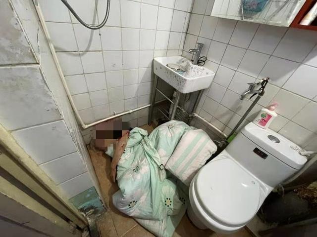 89岁独居老人家中摔倒，消防员紧急破门救助