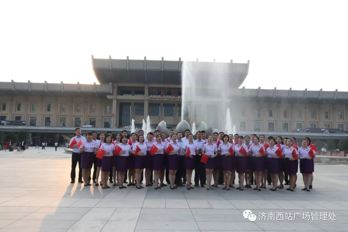 “中国红”扮靓西客站