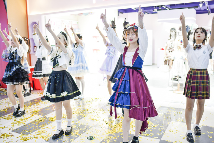 特色服装搭配跳快闪舞 展现小众服饰文化