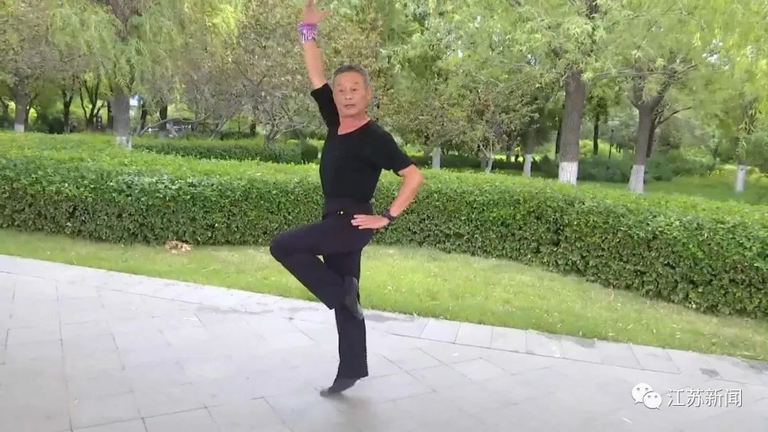 66岁大叔退休后沉迷跳芭蕾 网友：舞出人生的精彩！