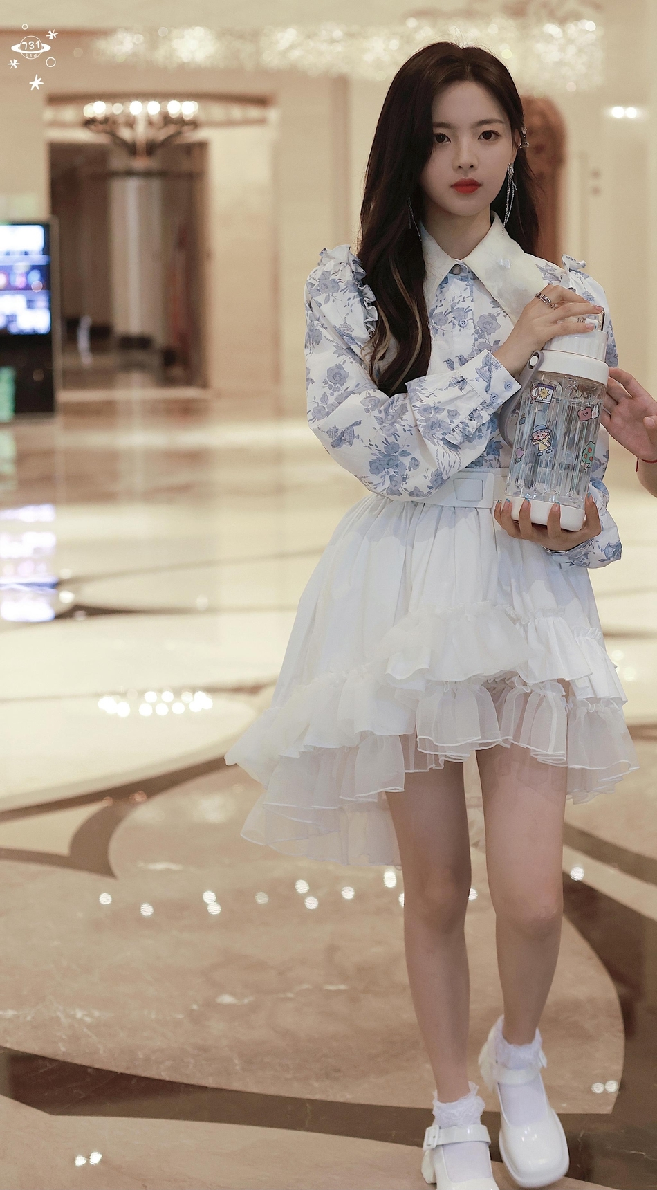 杨超越携巨型水壶上班 印花长袖配白色短裙甜美可人