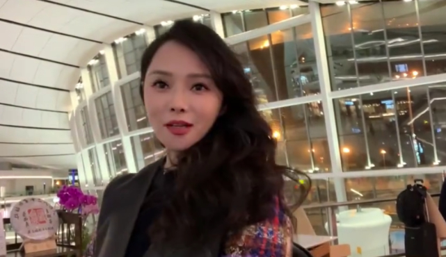 伊能静甜嫩装扮探班秦昊 机场摆拍俏皮可爱