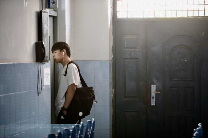 高考表情：微笑+拥抱