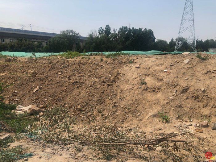 【啄木鸟行动】槐荫区美里村施工工地内成片渣土未遮盖防尘网