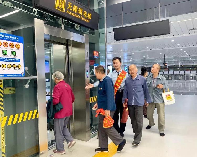 济南60周岁以上老人免费坐地铁：凭身份证或老年证都可以