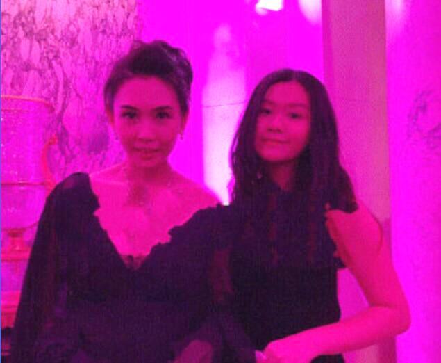 岁月不败美人！51岁邱淑贞近照，与两个女儿同框似姐妹