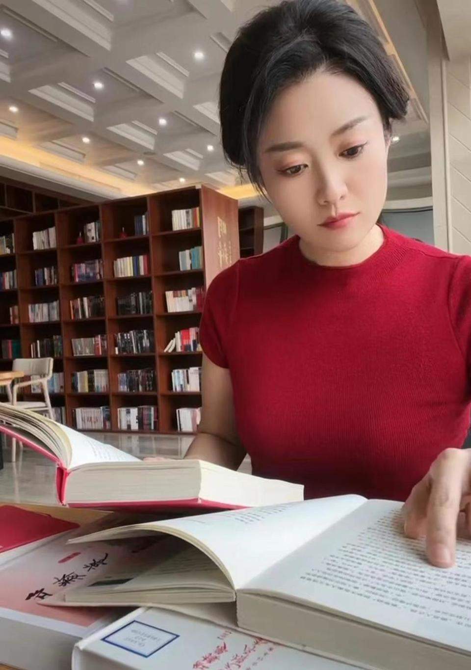 一人分饰多角，济南70后博主在直播间演活《红楼梦》