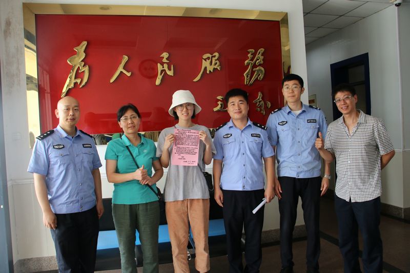 青岛八旬老人遛狗迷路，徒步九小时回到老房子