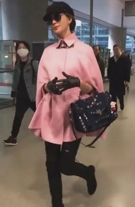 林志玲婆家归来孕相明显？走路小心翼翼，穿斗篷少女心爆棚