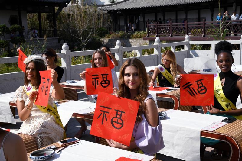 新华社镜头下的济南国庆假期：趵突泉景区游人如织