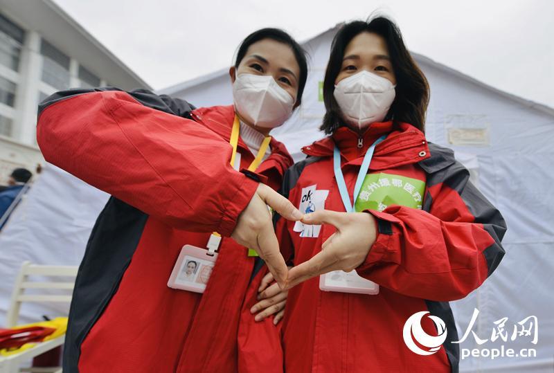 “表情包”“比心”向“方舱”告别