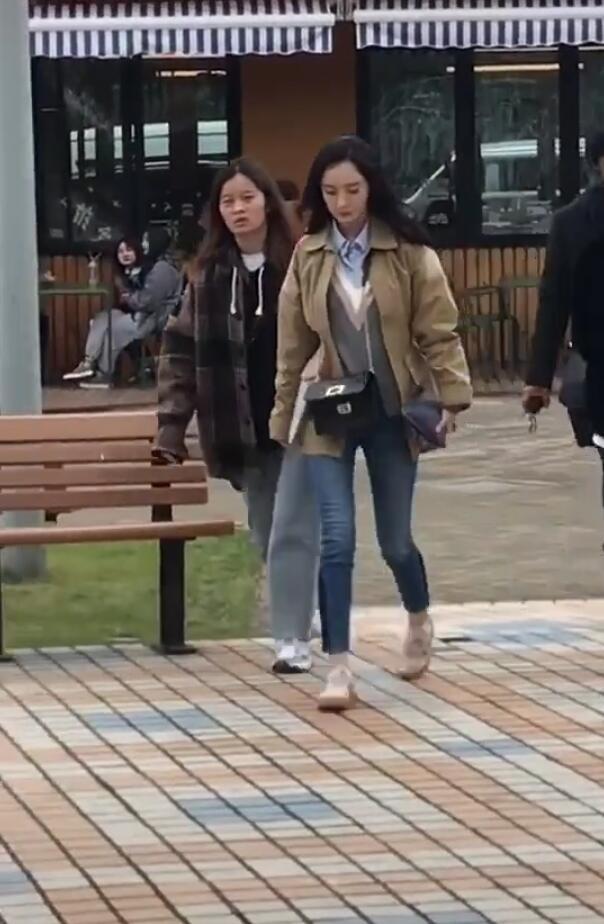 网友偶遇杨幂拍戏，女助理发现被拍嚣张手指粉丝：不要照了！