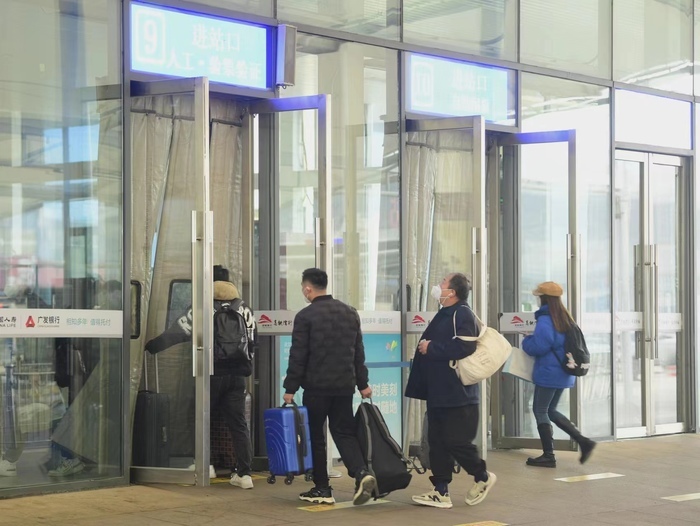 不再查验“码”“证” 学生流提前出现 济南铁路积极做好客流恢复运输保障工作