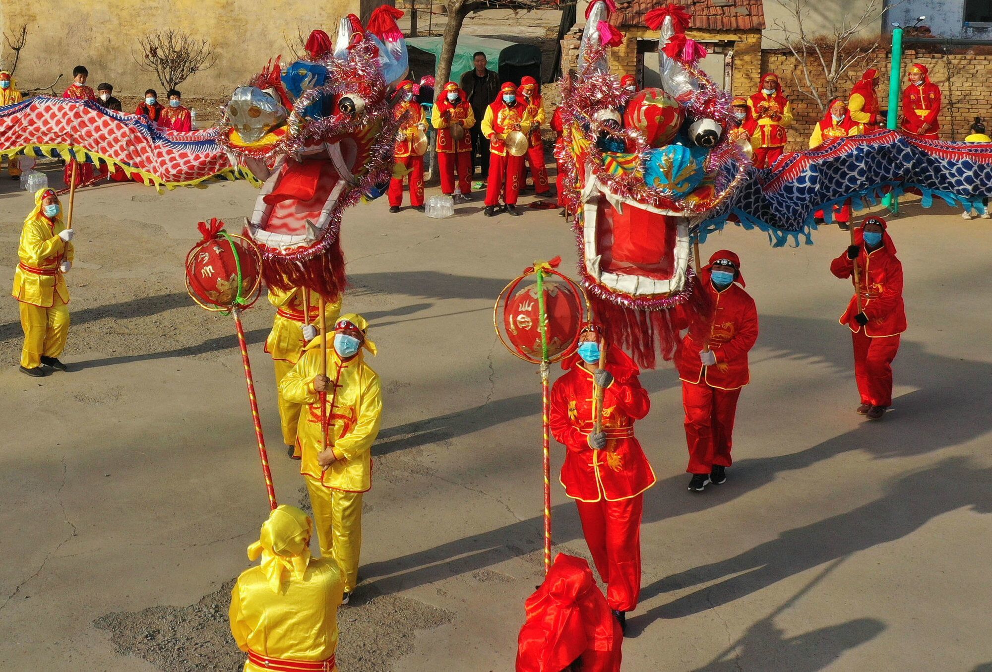 组图丨舞龙舞狮戏金牛，欢欢喜喜过大年