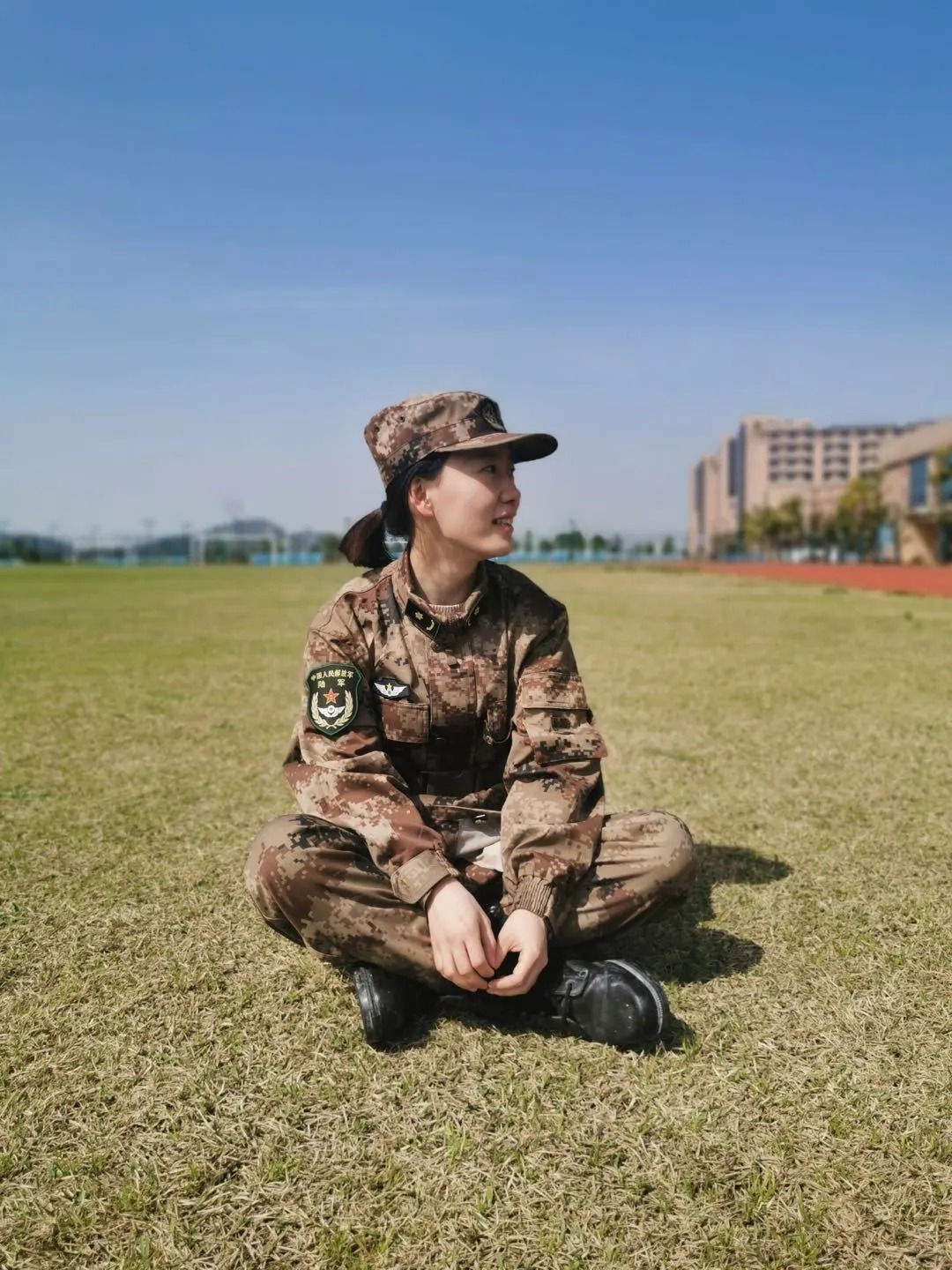 隔空照丨那个不让记者播自己姓名的90后，和妈妈同框啦！