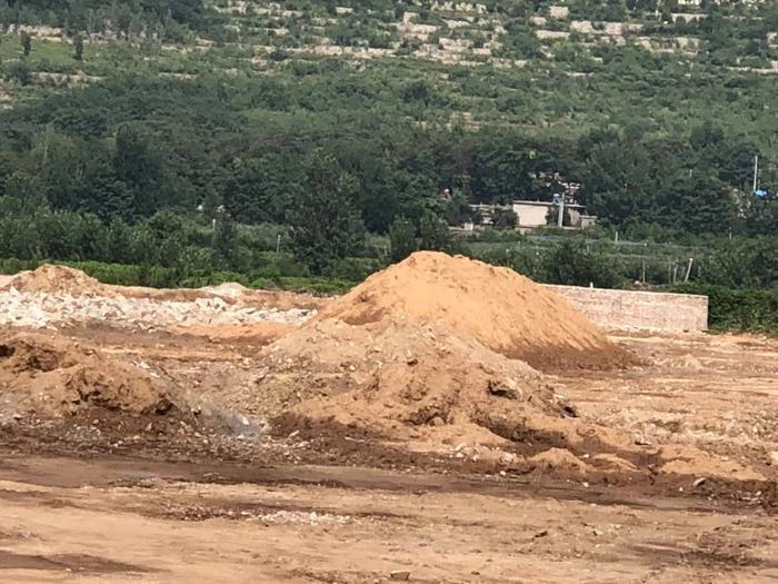 【啄木鸟在行动】平阴高辛村渣土裸露 扬尘漫天