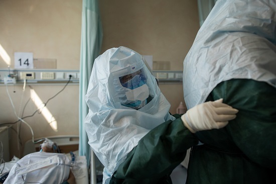 直击插管敢死队90秒：和患者口鼻相对，暴露高浓度病毒下