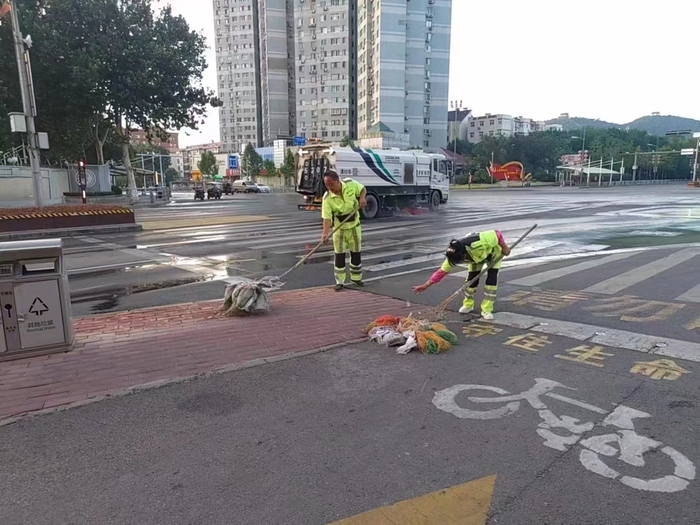 洒水车为路面降温洗尘！济南昨天出动保洁和洒水车辆5240余车次