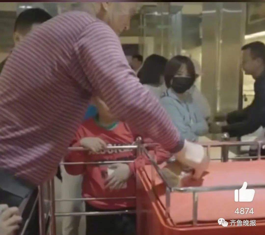 大爷单手拿起千万金砖就能拿走？网友追问后续，官方回应