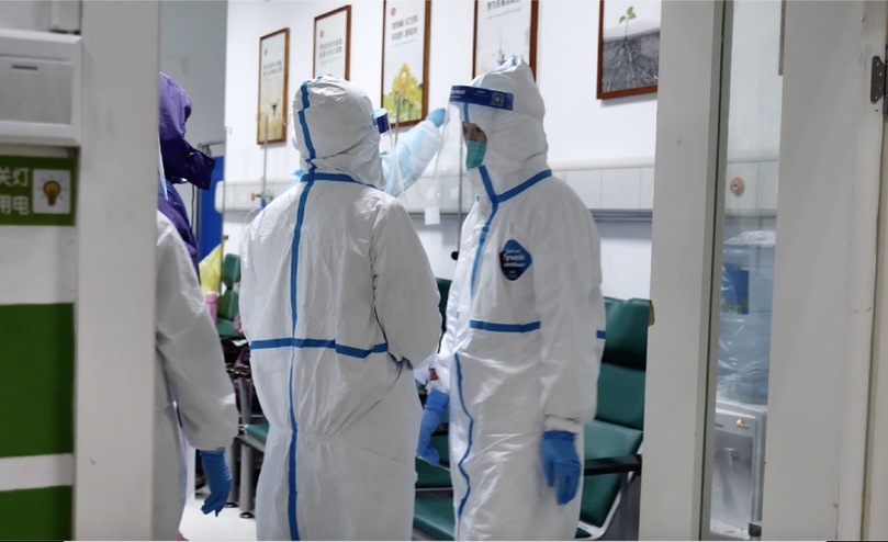 特写｜“应收尽收”总攻下的发热门诊：深夜，终于难得安静