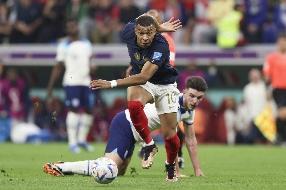 卡塔尔世界杯|法国队重返赛场训练 姆巴佩神情轻松