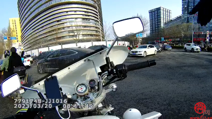 高血压孕妇昏迷抽搐 济南交警护航送医