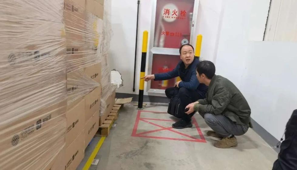 男子用螺丝刀、扳手、剪刀挖墙洞偷32部苹果手机，次日被抓