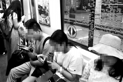 北京地铁新规实施一周 地铁禁失有人自觉有人“自嚼”