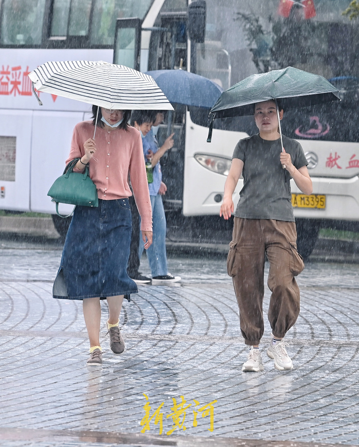 国庆假期首日泉城迎雨，游人雨中漫步泉城广场